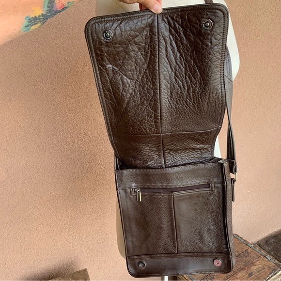 Cartago Leather Crossbody Messenger Bag - Picture 5 of 11